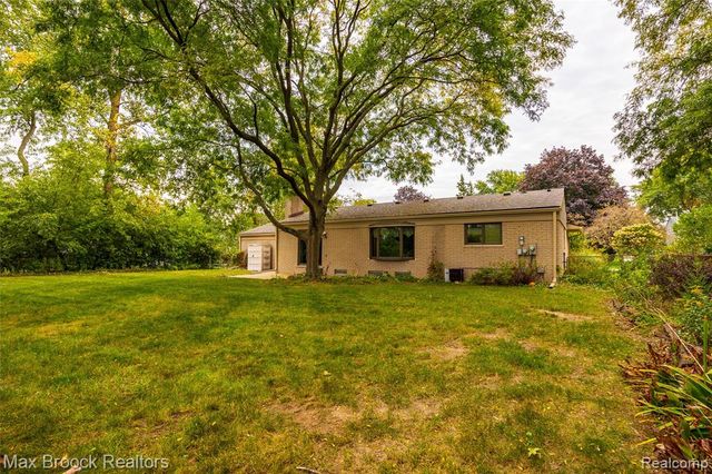 304 Paragon Drive, Troy, MI 48098
