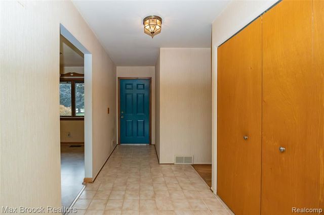 304 Paragon Drive, Troy, MI 48098