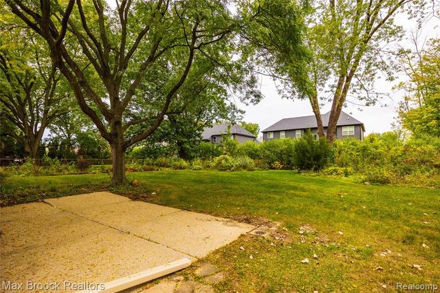 304 Paragon Drive, Troy, MI 48098