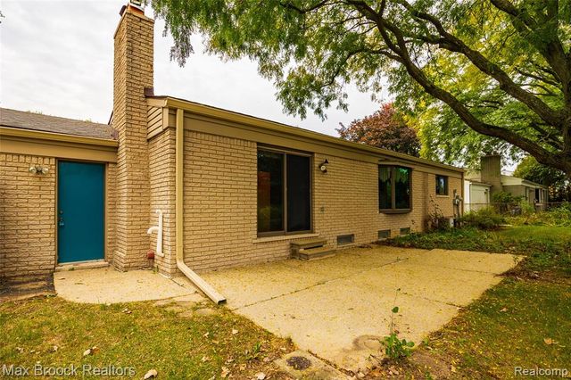 304 Paragon Drive, Troy, MI 48098