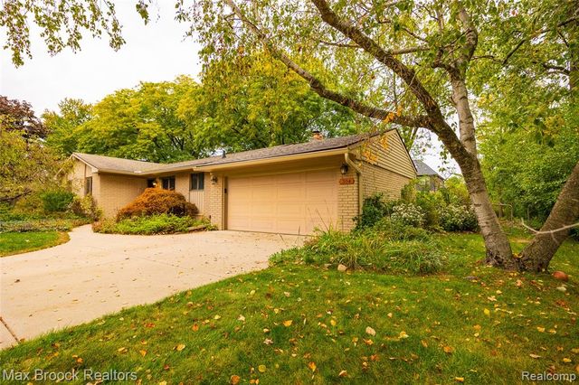 304 Paragon Drive, Troy, MI 48098
