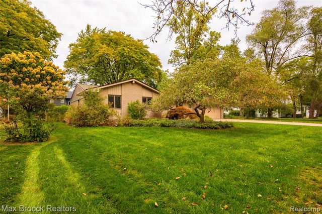 304 Paragon Drive, Troy, MI 48098