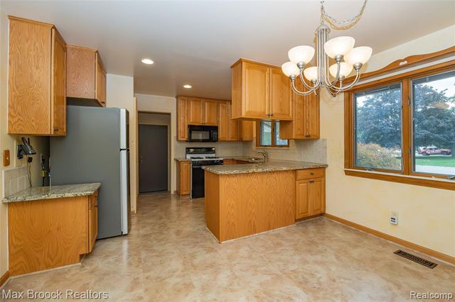304 Paragon Drive, Troy, MI 48098