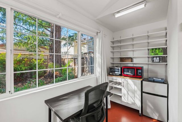 870 College Avenue, Palo Alto, CA 94306