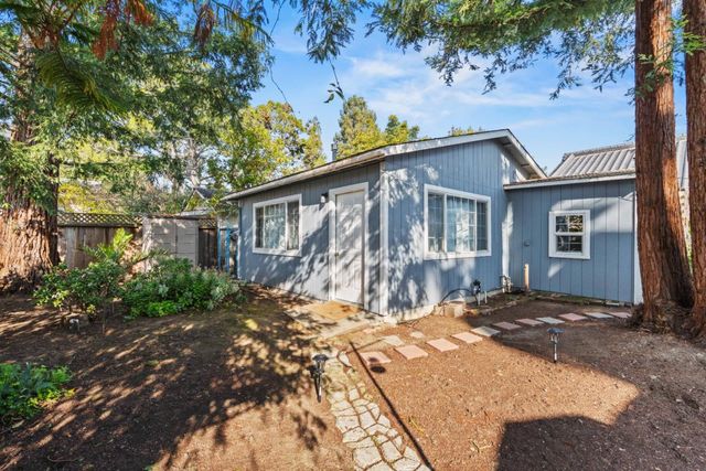 870 College Avenue, Palo Alto, CA 94306