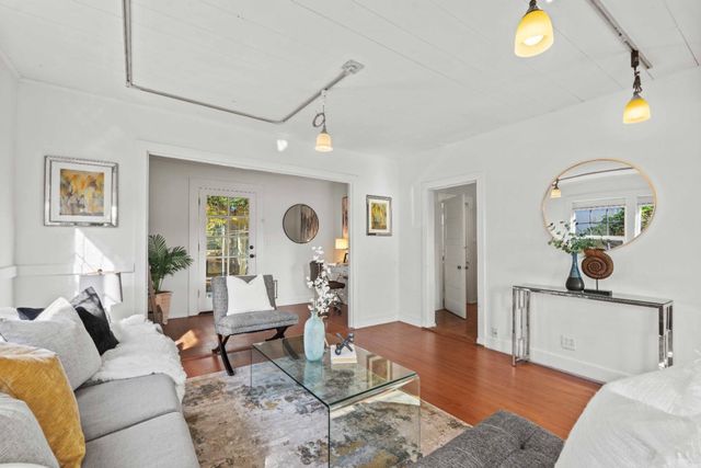 870 College Avenue, Palo Alto, CA 94306