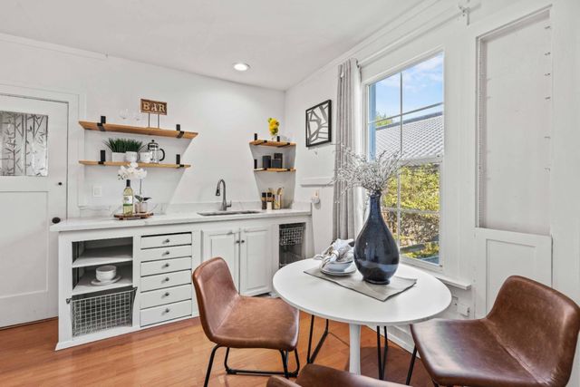 870 College Avenue, Palo Alto, CA 94306