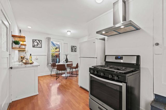 870 College Avenue, Palo Alto, CA 94306