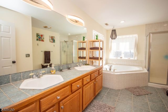 6 Meadow Lake Dr, Hardwick Twp., NJ 07825