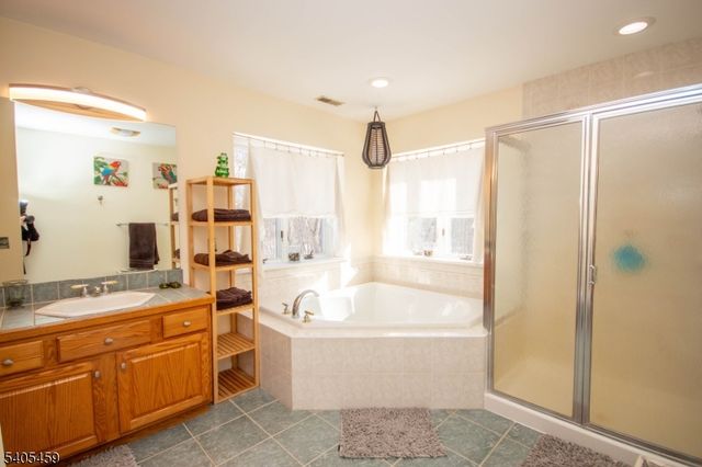 6 Meadow Lake Dr, Hardwick Twp., NJ 07825