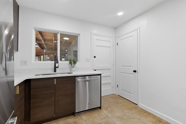 2221 Frederick Place NW, Albuquerque, NM 87104