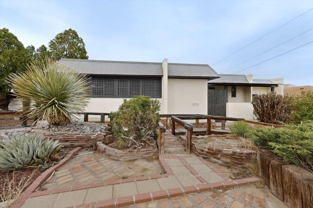 2221 Frederick Place NW, Albuquerque, NM 87104