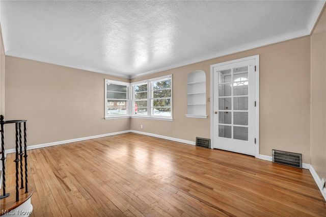 21202 Gardenview Drive, Maple Heights, OH 44137