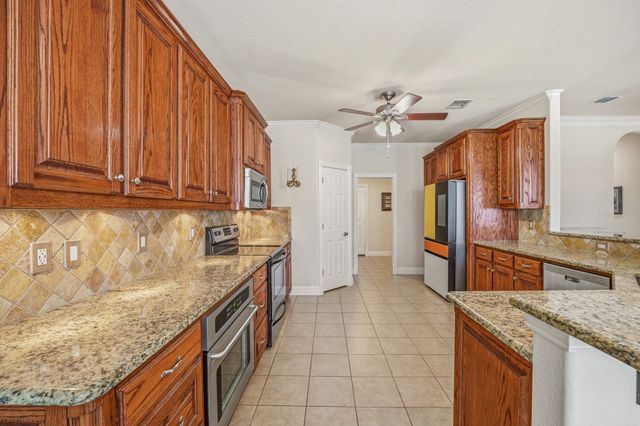 137 N Natural Spring Lane, Azle, TX 76020