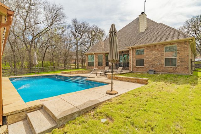137 N Natural Spring Lane, Azle, TX 76020