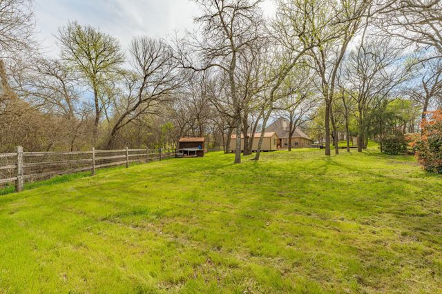 137 N Natural Spring Lane, Azle, TX 76020