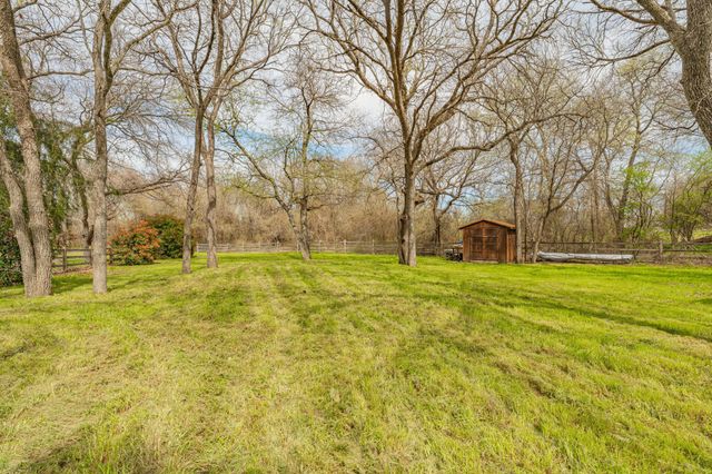 137 N Natural Spring Lane, Azle, TX 76020