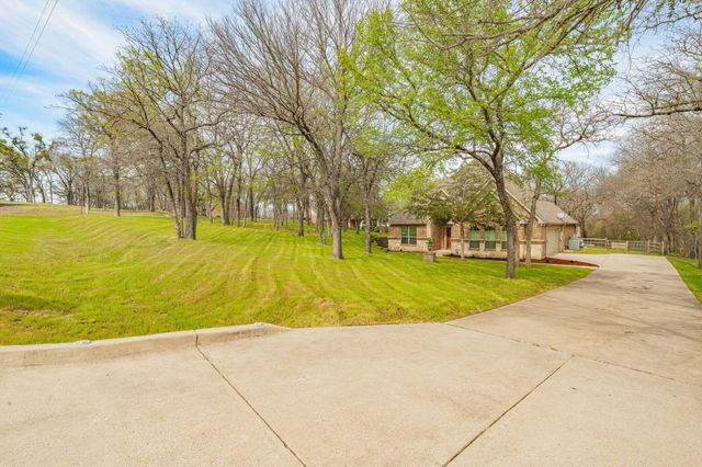 137 N Natural Spring Lane, Azle, TX 76020