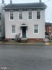 9 E MIDDLE ST, Hanover, PA 17331