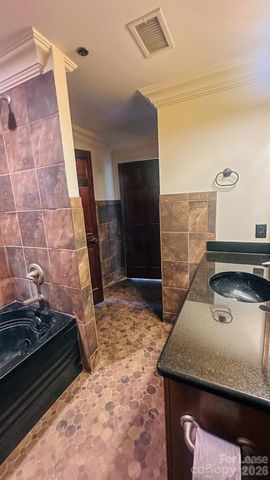 300 W 5th Street, Charlotte, NC 28202