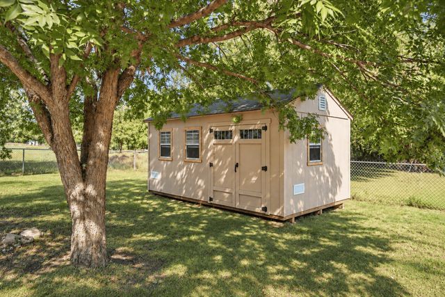8912 S Hickory Road, Krum, TX 76249