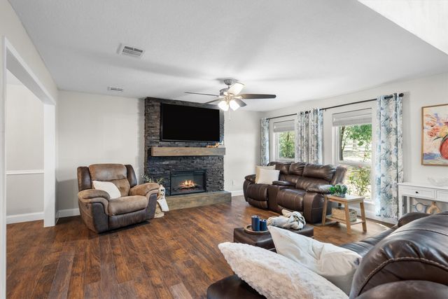 8912 S Hickory Road, Krum, TX 76249