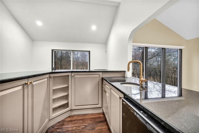 2 Salem Court, Beachwood, OH 44122