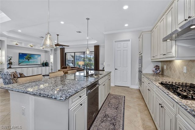 3001 Aviamar CIR, Naples, FL 34114