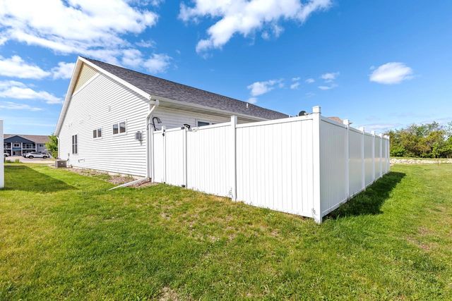 3827 Sunnyside Dr W, La Crosse, WI 54601