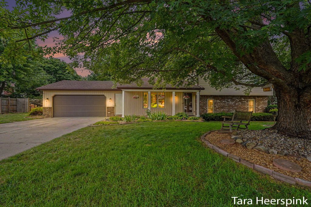 2078 Fernwood Drive, Georgetown Twp, MI 49428