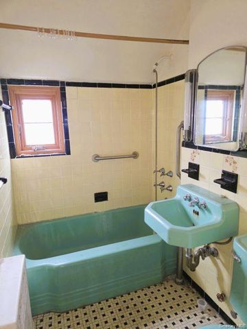 3231 Waterbury Avenue, Bronx, NY 10465
