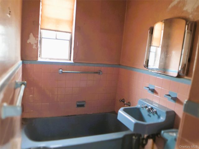 3231 Waterbury Avenue, Bronx, NY 10465