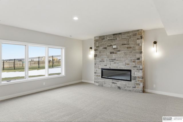 5404 N 196th Avenue, Elkhorn, NE 68022