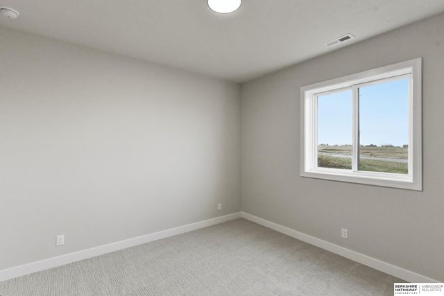 5404 N 196th Avenue, Elkhorn, NE 68022