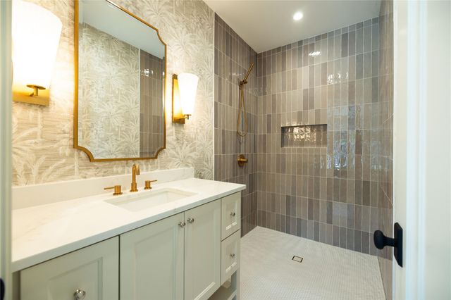 701-B Hi Circle North DR B, Horseshoe Bay, TX 78657