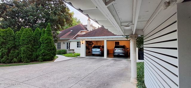 2328 Village Dr, Louisville, KY 40205