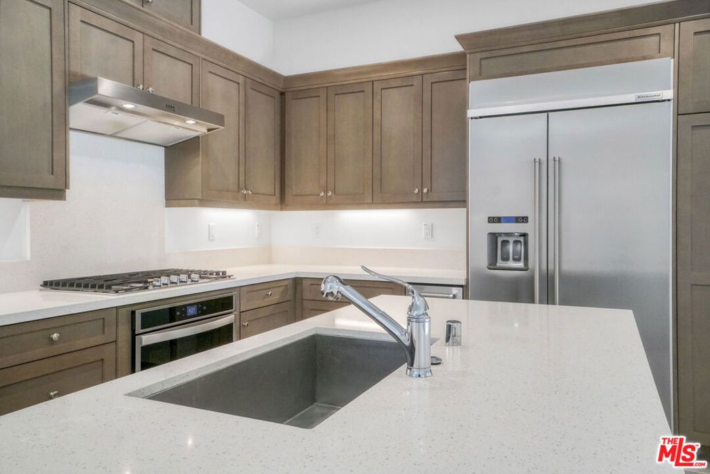 Image 10 of property listing at 20705 W Chestnut Circle, Porter Ranch, CA 91326