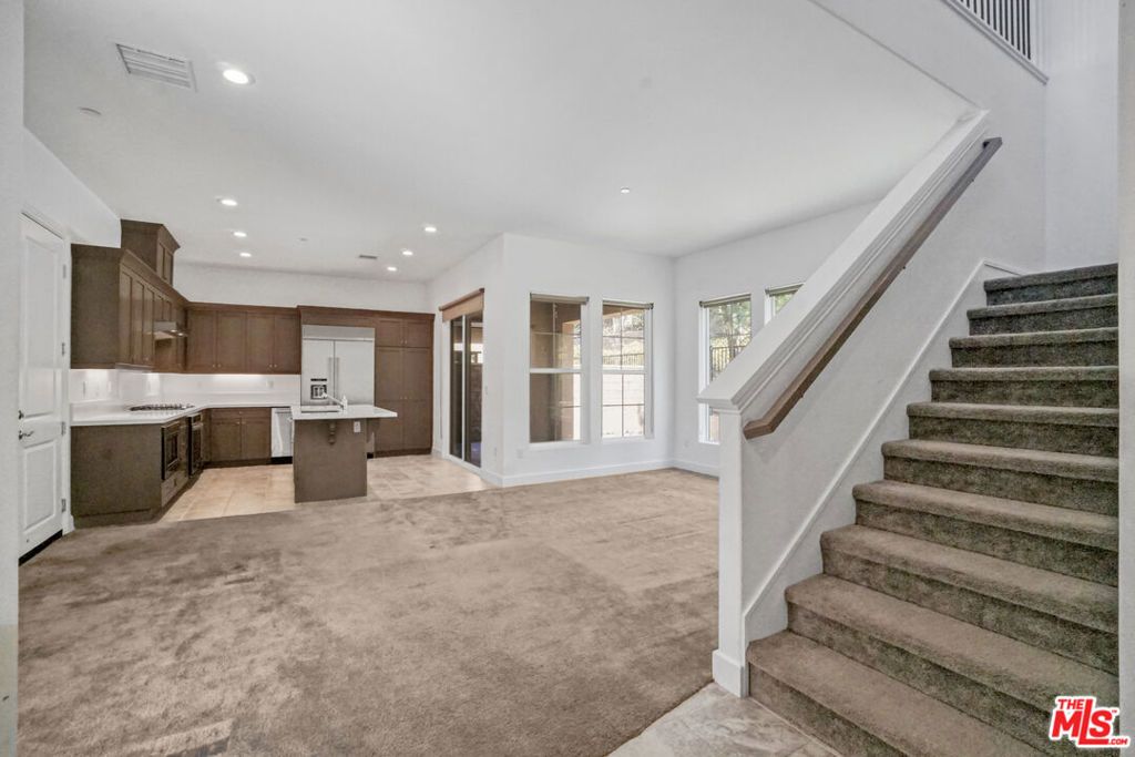 Image 14 of property listing at 20705 W Chestnut Circle, Porter Ranch, CA 91326