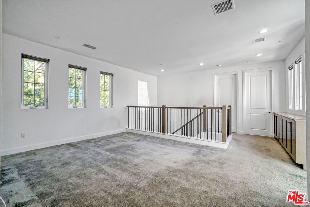 Image 15 of property listing at 20705 W Chestnut Circle, Porter Ranch, CA 91326
