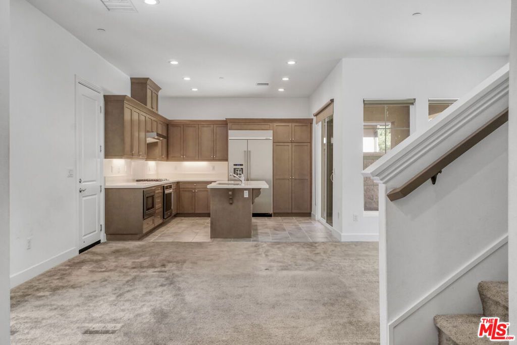 Image 4 of property listing at 20705 W Chestnut Circle, Porter Ranch, CA 91326