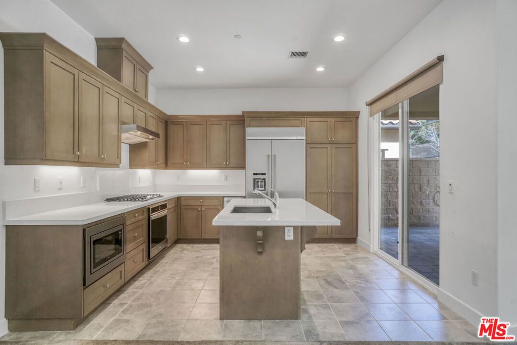 Image 8 of property listing at 20705 W Chestnut Circle, Porter Ranch, CA 91326