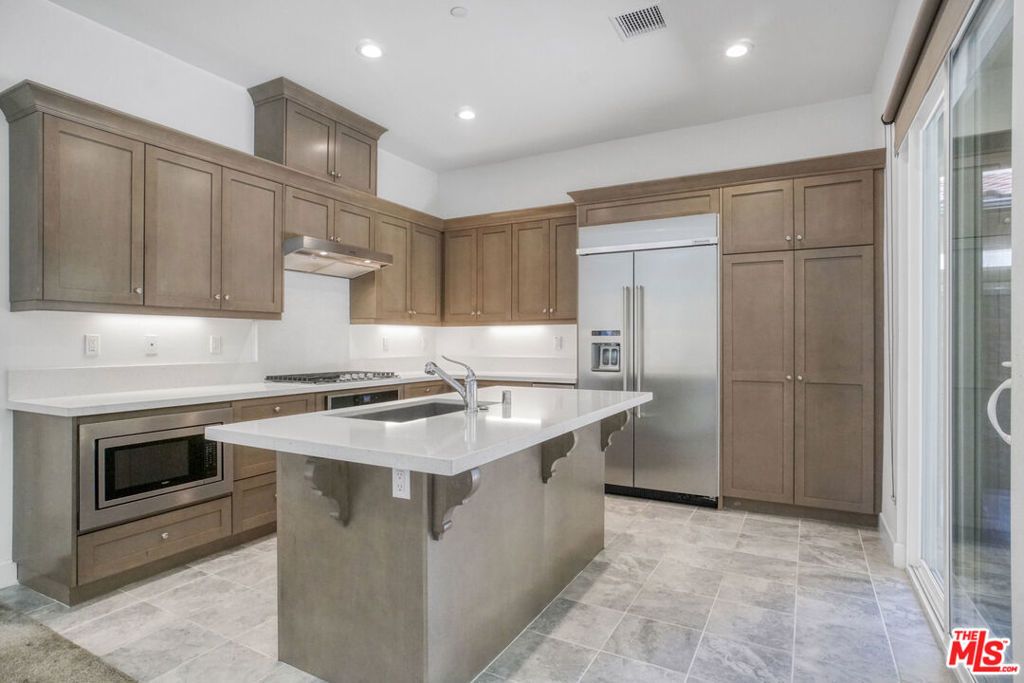 Image 9 of property listing at 20705 W Chestnut Circle, Porter Ranch, CA 91326
