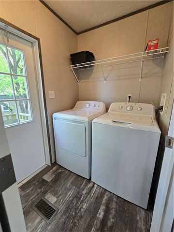 623 Falls Church Rd, North Fayette, PA 15126