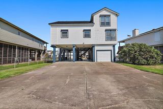 334 Admiral Circle, Tiki Island, TX 77554