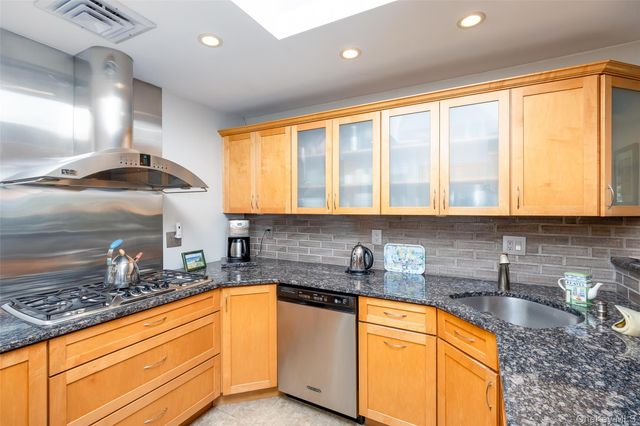 4 Knoll Top Road, Stony Brook, NY 11790