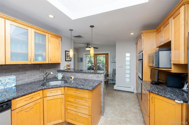 4 Knoll Top Road, Stony Brook, NY 11790