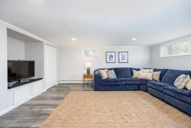 4 Knoll Top Road, Stony Brook, NY 11790