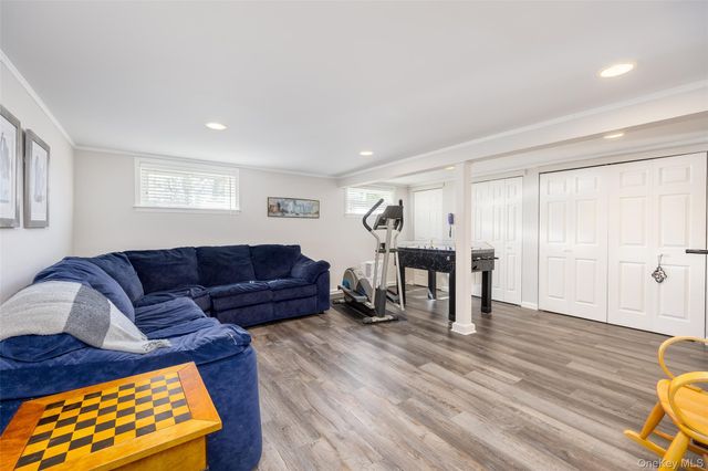 4 Knoll Top Road, Stony Brook, NY 11790