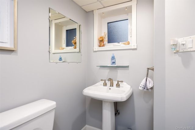 4 Knoll Top Road, Stony Brook, NY 11790