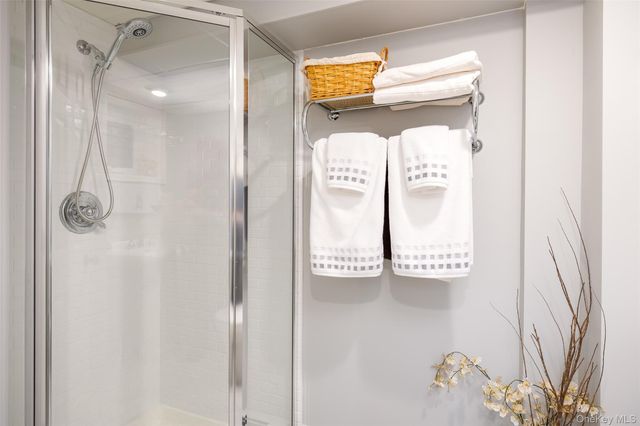 4 Knoll Top Road, Stony Brook, NY 11790